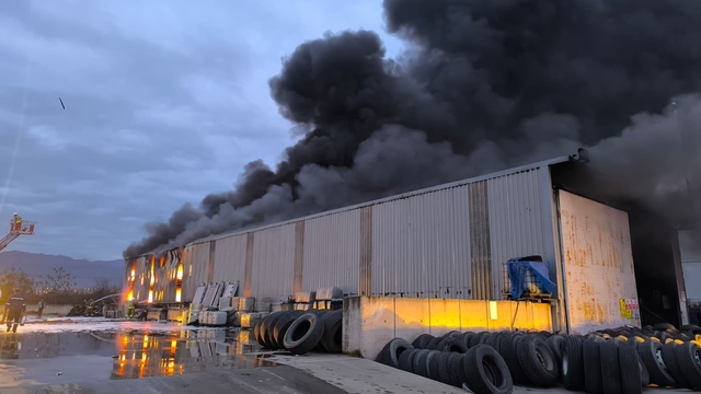 Lastik deposu alevlere teslim oldu
