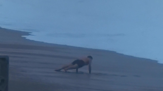 Boyu 2 metreyi bulan dalgalara karşı şınav çekti, dalgaları görünce koşarak kaçtı