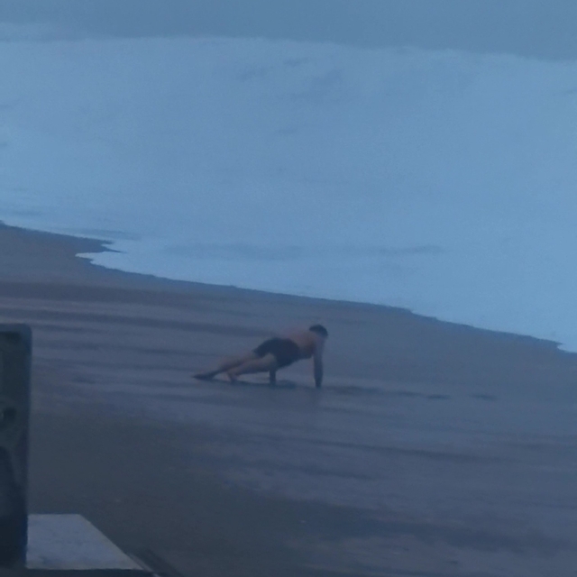 Boyu 2 metreyi bulan dalgalara karşı şınav çekti, dalgaları görünce koşarak...