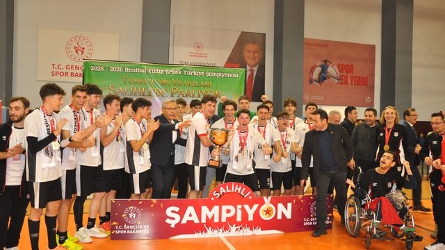Türkiye'nin Yıldızları Salihli'de parladı: Hentbolda şampiyon Beşiktaş!
Manisa'nın Salihli ilçesi ev sahipliği yaptı, Beşiktaş kupayı kaldırdı