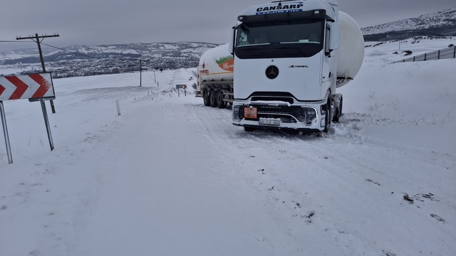 Tokat'ta kar nedeniyle mahsur kalan doğal gaz yüklü tanker İl Özel İdaresi ekiplerince kurtarıldı