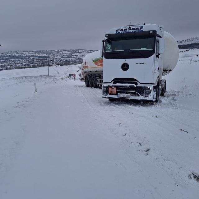 Tokat'ta kar nedeniyle mahsur kalan doğal gaz yüklü tanker İl Özel İdaresi...