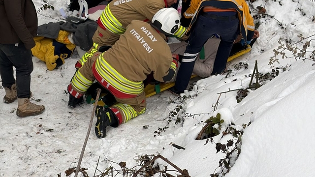 Hatay'da otomobil, köprüden dereye düştü; 5 yaralı