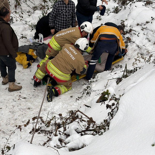 Hatay'da otomobil, köprüden dereye düştü; 5 yaralı