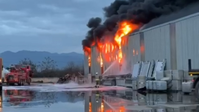 Hatay'da lastik deposunda yangın