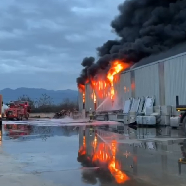 Hatay'da lastik deposunda yangın