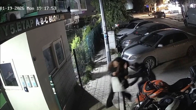 İzmir'de saplantılı eski sevgili cinayeti: Adresini değiştirdi yine kurtulamadı
Eski erkek arkadaşı tarafından silahlı saldırıya uğrayan genç kadın hayatını kaybetti