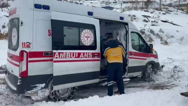 Gercüş'te kar nedeniyle kapanan yolda mahsur kalan ambulans kurtarıldı