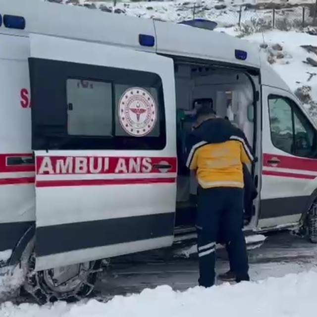 Gercüş'te kar nedeniyle kapanan yolda mahsur kalan ambulans kurtarıldı