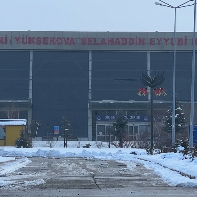 Yüksekova'da olumsuz hava şartları ulaşımı etkiledi