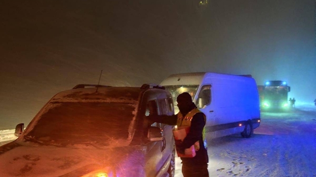 Kahramanmaraş'ta yolda mahsur kalan vatandaşlara jandarmadan yardım