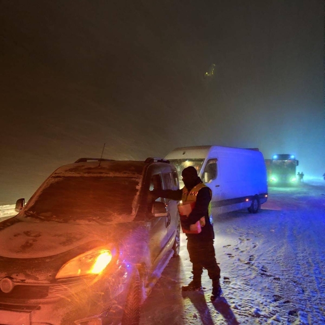 Kahramanmaraş'ta yolda mahsur kalan vatandaşlara jandarmadan yardım