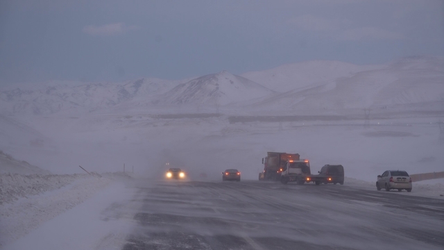 Erzurum-Artvin karayolunda tipi etkili oldu, 6 araç kaza yaptı