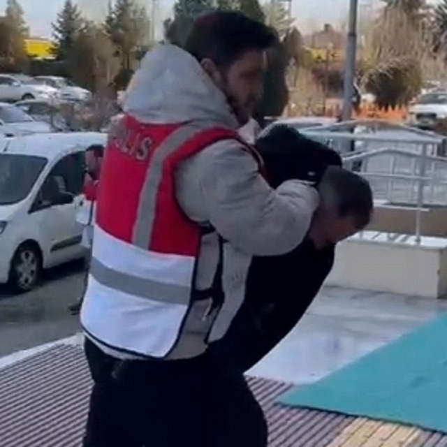 Konya'da akaryakıt istasyonunu silahla soyan zanlılardan 2'si tutuklandı