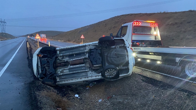 Konya'da devrilen otomobildeki 4 kişi yaralandı