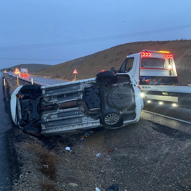 Konya'da devrilen otomobildeki 4 kişi yaralandı