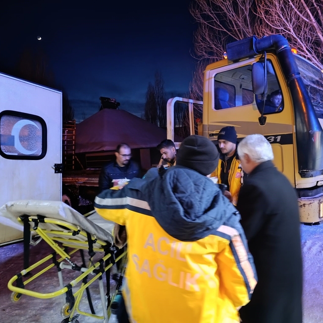 Ağrı'da yolu kapalı köydeki hasta paletli ambulansla hastaneye ulaştırıldı
