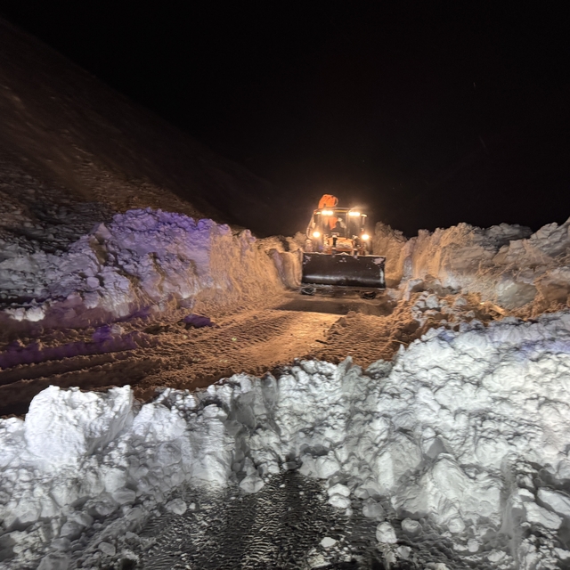 Hakkari-Van kara yoluna düşen çığ temizlendi