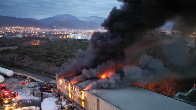Hatay'da lastik deposunda çıkan yangın kontrol altına alındı