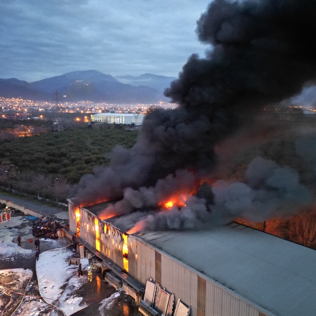Hatay'da lastik deposunda çıkan yangın kontrol altına alındı