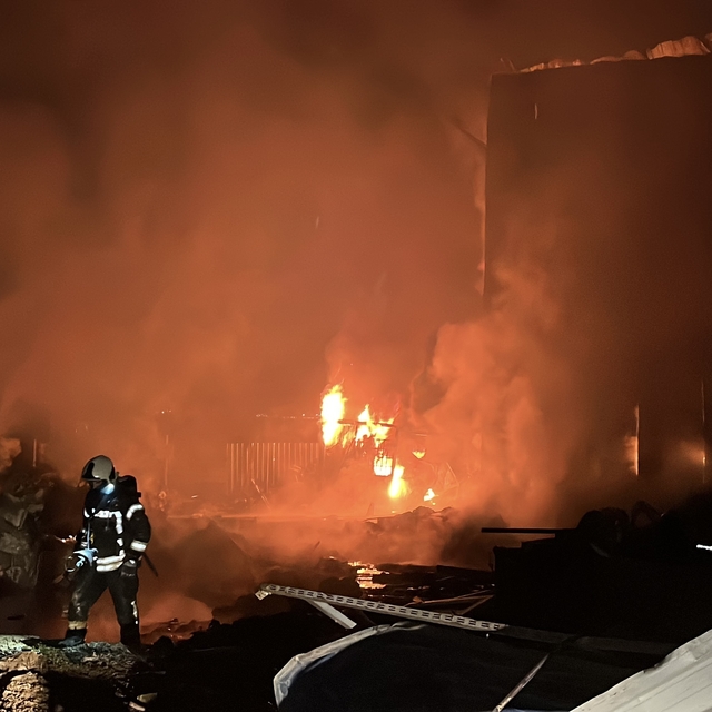 Kocaeli'de atık plastik deposunda yangın