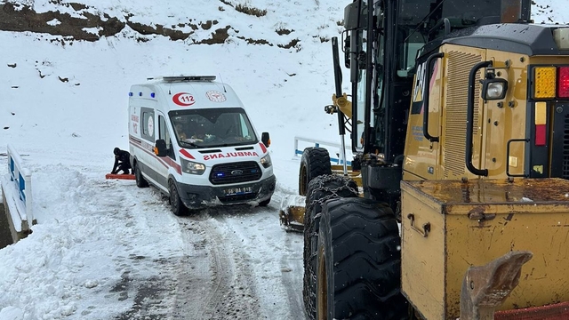 Siirt'te yolları kardan kapanan köylerde mahsur kalan hastalar hastanelere ulaştırıldı