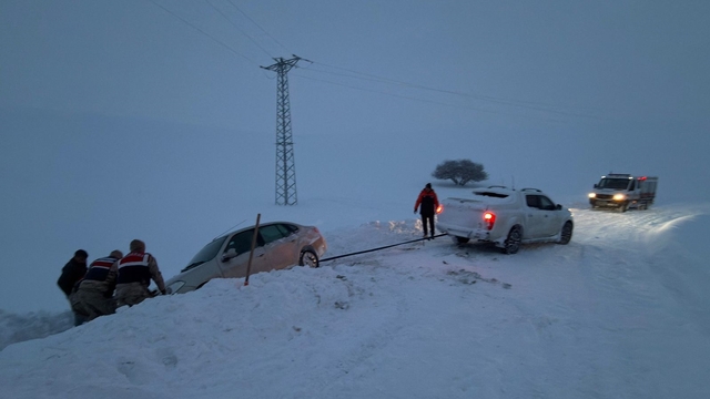 Ağrı'da karda mahsur kalan vatandaşların imdadına ekipler yetişti