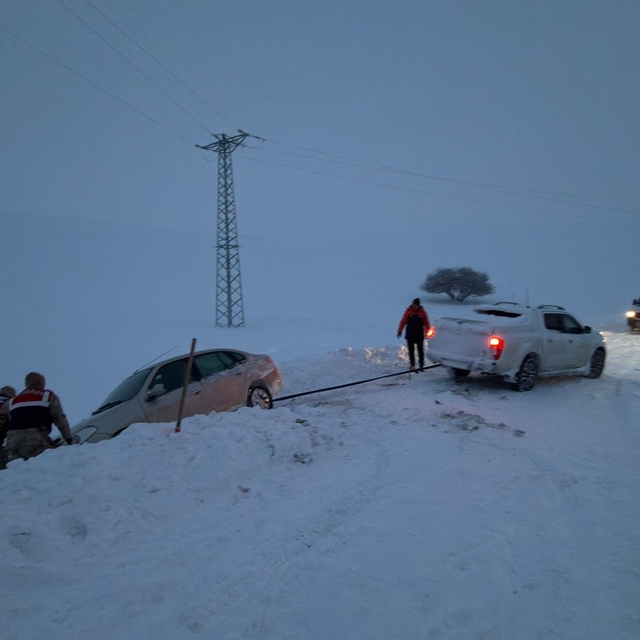 Ağrı'da karda mahsur kalan vatandaşların imdadına ekipler yetişti