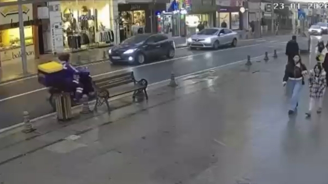 Seyir halindeki motosiklet alev aldı; o anlar kamerada