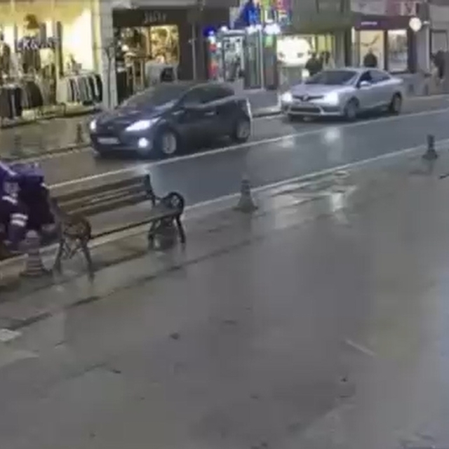 Seyir halindeki motosiklet alev aldı; o anlar kamerada