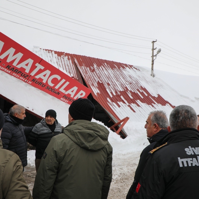 Kar kütleleri sundurmaları çökertti, Başkan Uzun sahada inceleme yaptı