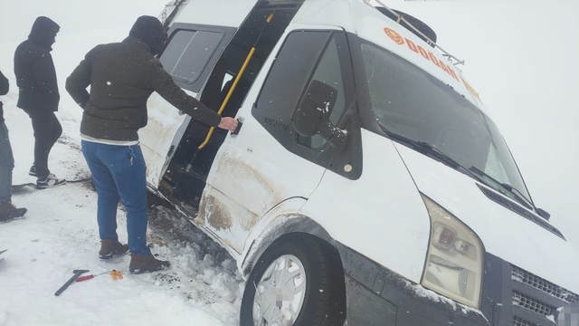 Siirt Özel İdare ekipleri hem yolları açıyor, hem de hastaları sağlık ekiplerine ulaştırıyor