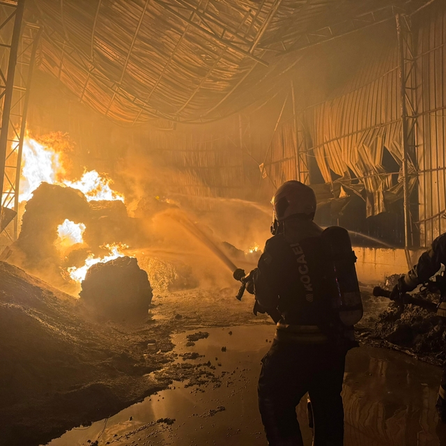 Kocaeli'de atık naylon deposunda yangın