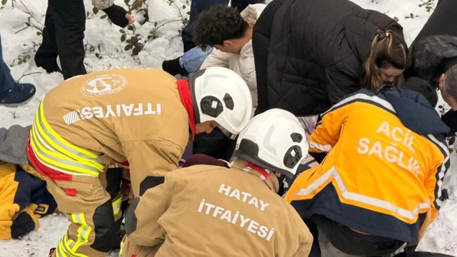 Hatay'da dereye düşen otomobildeki 5 kişi yaralandı