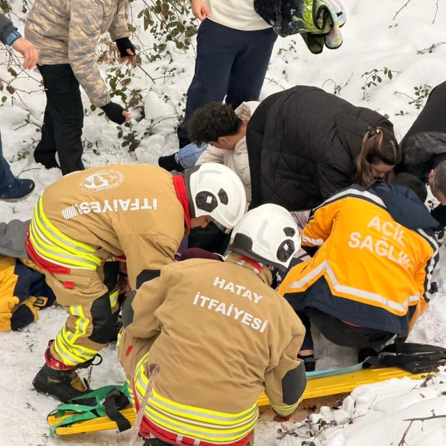 Hatay'da dereye düşen otomobildeki 5 kişi yaralandı