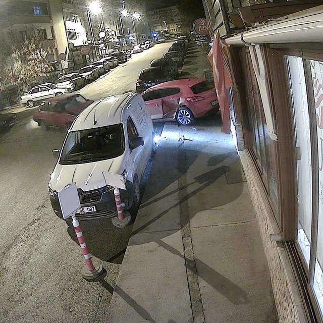 Alkollü sürücünün kullandığı otomobil park halindeki araçlara çarptı; o anl...