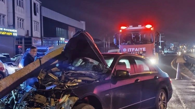 Otomobil bariyere saplandı: Sürücü yara almadan kurtuldu