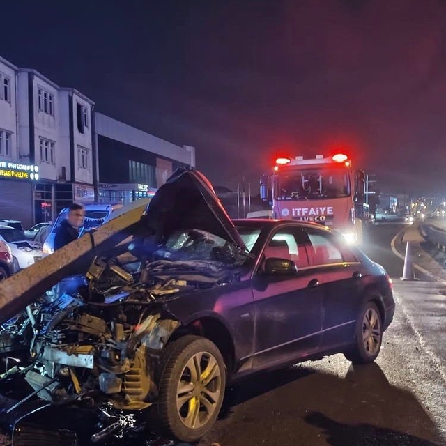 Otomobil bariyere saplandı: Sürücü yara almadan kurtuldu