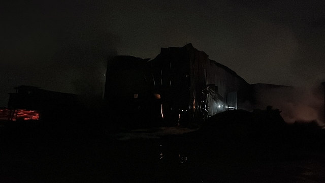 Kocaeli'de atık plastik deposunda yangın (2)