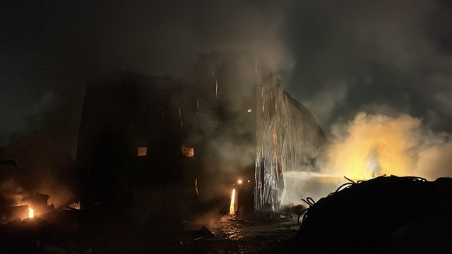 Kocaeli'de plastik atık deposunda çıkan yangın söndürüldü