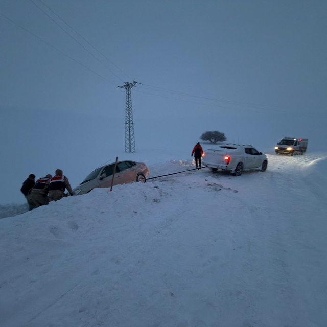 Ağrı'da kar ve fırtınada mahsur kalan vatandaşları ekipler kurtardı
