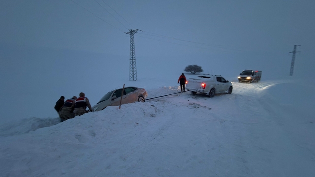 Ağrı'da kar ve fırtınada mahsur kalan vatandaşları ekipler kurtardı