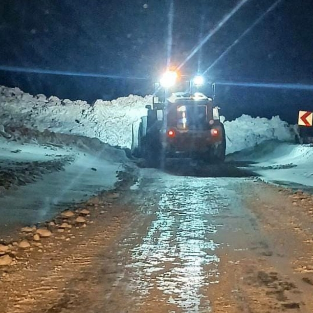 Gümüşhane'de Yağmurdere karayoluna çığ düştü