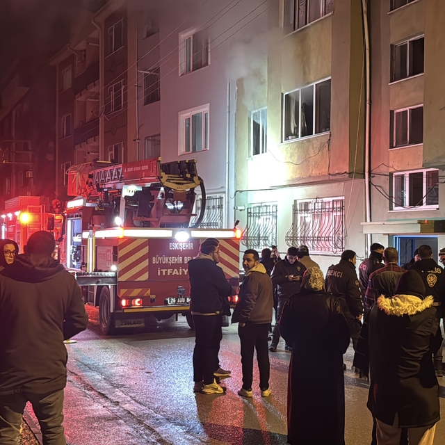 Eskişehir'de 3 katlı binada çıkan yangın söndürüldü
