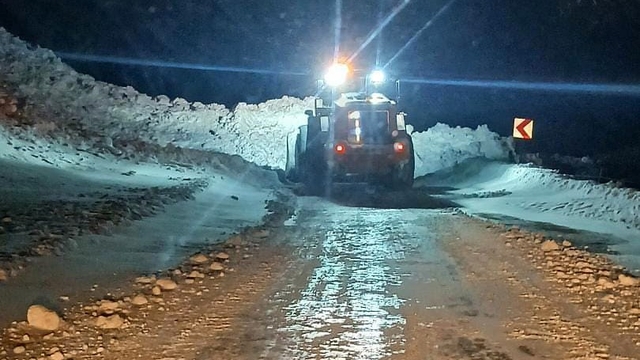Gümüşhane'de Yağmurdere karayoluna çığ düştü