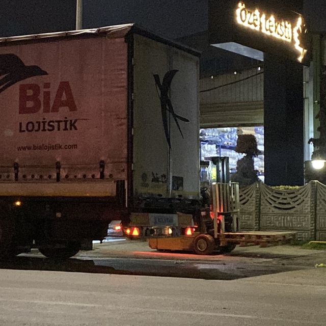 İnegöl OSB'de TIR'ın dorsesinden düşen işçi yaralandı