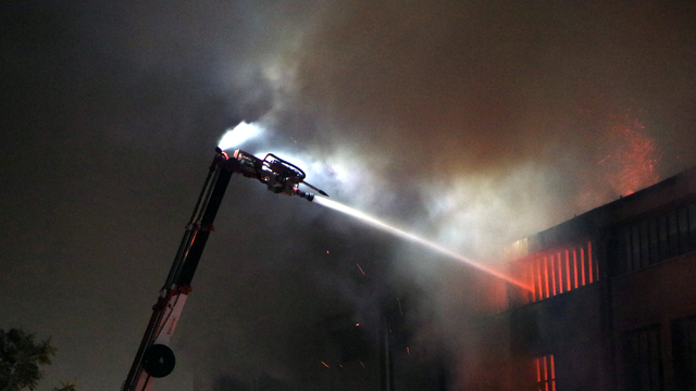 Adana'da parke ve panel üretilen fabrikada yangın