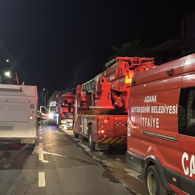 Adana'da ahşap parke ve panel fabrikasında çıkan yangın kontrol altına alın...