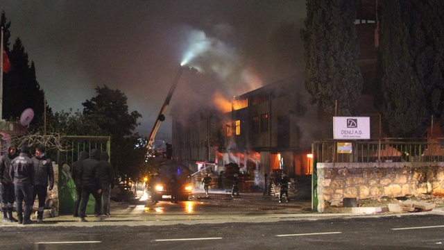 Adana'da fabrika yangını
Fabrikada çıkan yangında 1 saatlik çalışmanın ardından kontrol altına alınırken soğutma çalışmaları devam ediyor