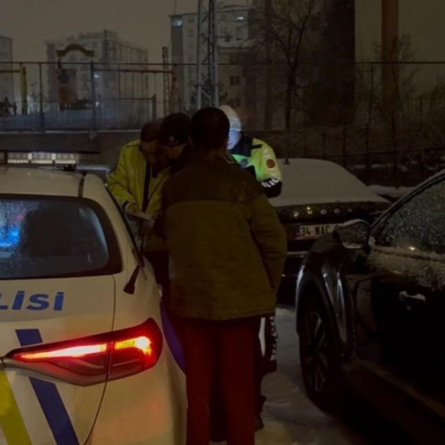 Alkollü sürücü çıkmaz sokağa girince yakayı ele verdi
Drift atarak polisten...